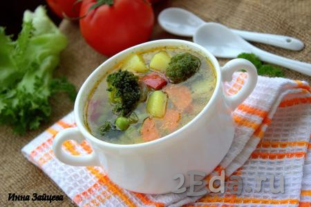 Очень вкусный и полезный куриный суп с брокколи разлить по тарелкам и подать в горячем виде.