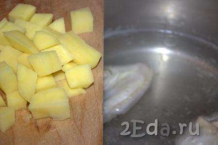 Пока варится бульон, очистить картошку, морковь и лук. Картофель нарезать кубиками среднего размера, выложить в кипящий куриный бульон и варить на среднем огне минут 15.