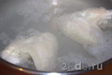 Кусочки курицы (я варила суп из куриных крылышек) хорошо вымыть, поместить в кастрюлю, залить 3 литрами холодной воды и поставить на огонь. После закипания бульона уменьшить огонь, снять пену, немного посолить и продолжить варить в течение 20 минут.