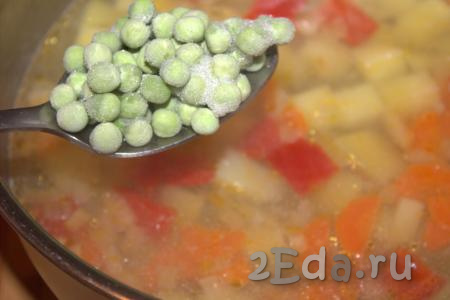 Зелёный горошек, не размораживая, добавить в кастрюлю (если вы готовите суп с консервированным горошком, тогда предварительно необходимо будет слить из банки жидкость).