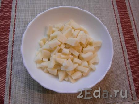 Картофель очистить и нарезать небольшими кусочками.