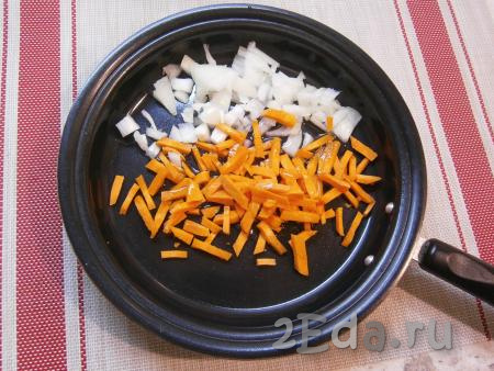 Очищенную морковь нарезать соломкой, очищенный лук - произвольно, выложить овощи в сковороду с растительным маслом.