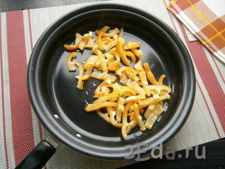 Сладкий болгарский перец, предварительно очищенный от семян, нарезать соломкой, выложить в сковороду, влить 1 столовую ложку растительного масла.