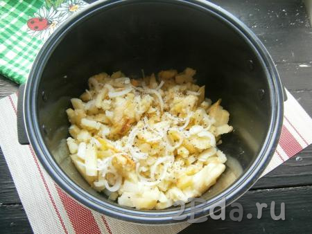 Закрыть крышку мультиварки, через 20 минут готовки к картошке добавить лук, нарезанный произвольными кусочками, посолить и поперчить.