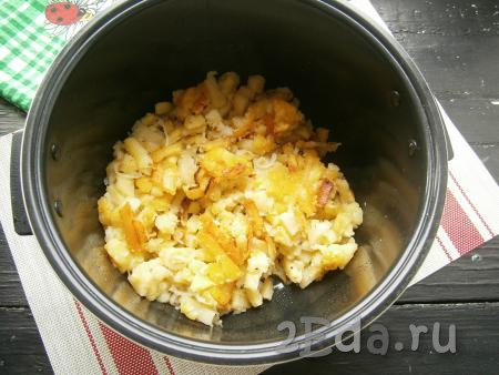 Картофель с луком перемешать, снова закрыть крышку мультиварки и готовить до окончания программы (ещё 20 минут). Готовую жареную картошку перемешать и можно подавать к столу.