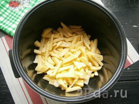 Растительное масло влить в чашу мультиварки, добавить сливочное масло, выставить режим "Выпечка" на 40 минут, выложить картофель.