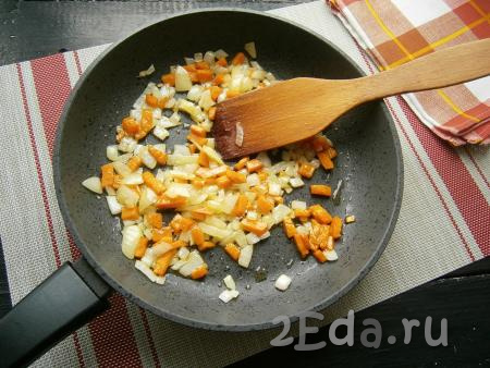 В сковороду влить оставшееся растительное масло, выложить морковку с луком и обжарить на среднем огне, помешивая время от времени, до мягкости овощей.