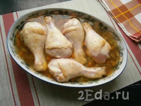 Поверх гречки выложить куриные голени, влить горячий бульон (или воду), подсоленный по вкусу.