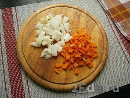 Лук и морковь очистить, нарезать кубиками.