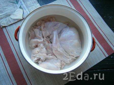 Поместить кусочки кролика в кастрюлю, полностью залить мясо холодной водой.