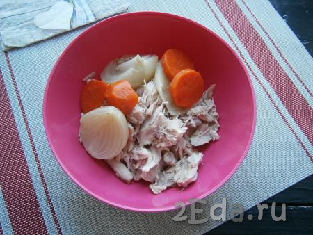 Отделить мясо от костей, поместить в миску, добавить отваренные лук и морковь.