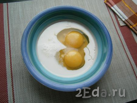 В миску разбить яйца, добавить молоко и соль.