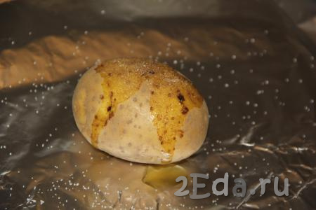 Для начала запечём картофель. Клубни картофеля хорошо вымыть. Каждую картофелину, не очищая от кожуры, выложить на кусок фольги, полить оливковым маслом и немного посолить. 