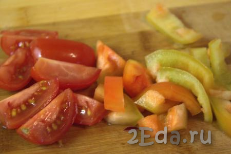Болгарский перец вымыть, очистить от семян и плодоножки, произвольно нарезать (я нарезала перец на небольшие полоски). Помидоры черри вымыть и нарезать на четвертинки (если у вас обычный помидор, его можно нарезать на дольки).