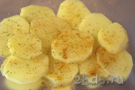 На лист фольги выложить кусочки картофеля, посолить, добавить специи по вкусу.