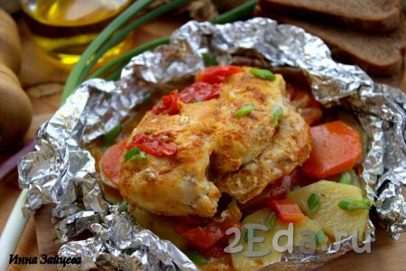 Куриное филе, запечённое с овощами в фольге в духовке, подавайте к столу в горячем виде со свежей зеленью. Блюдо получается очень вкусным, аппетитным и сочным.