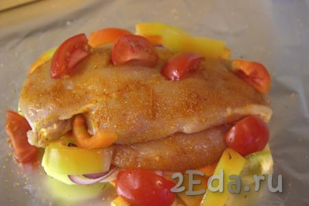В разрезы филе поместить кусочки помидоров. Вокруг филе разложить болгарский перец.