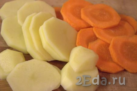 Тем временем картофель и морковь очистить, вымыть и нарезать на тоненькие кружочки.