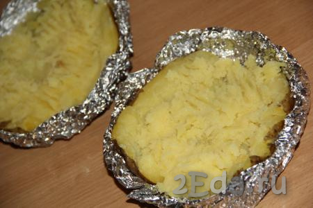 Размять каждую картофелину вилкой и равномерно распределить по тарелочке из фольги (как на фото).