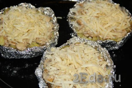 Переложить картофельные тарелочки вместе с фольгой на противень для запекания. Сыр натереть на тёрке и выложить его поверх жульена из грибов.