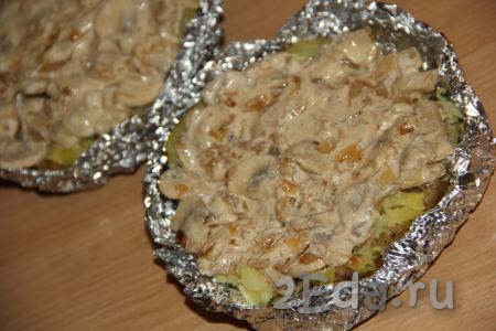 Разложить грибной жульен по картофельным тарелочкам.