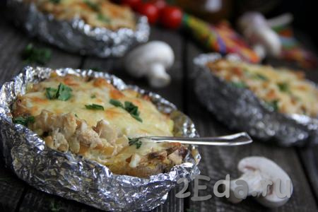 Вкусный, аппетитный, сочный жульен в картошке с грибами и сыром подать в горячем виде, можно прямо в тарелочке из фольги.