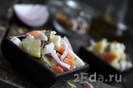 Салат с кальмарами, картофелем и солёными огурцами подать к столу. Нежное мясо кальмара отлично сочетается с овощами, получается очень вкусный и сытный салатик!