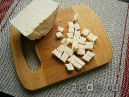 Сыр (у меня - адыгейский) нарезать маленькими кубиками.
