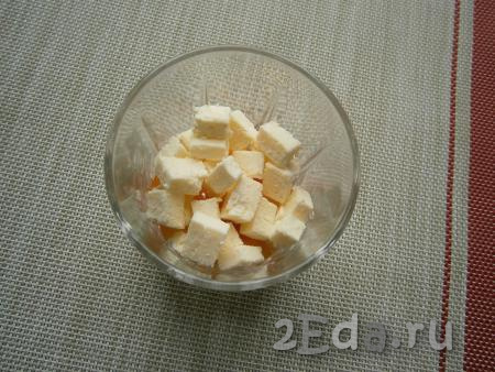 В стакан (или креманку) ёмкостью 250 мл выложить половину хурмы, добавить 2/3 нарезанного сыра.