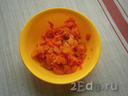 Варёную морковь тоже натереть на средней тёрке, добавить мелко нарезанную курагу (или изюм), посолить. Курагу нужно предварительно промыть горячей водой и обсушить, изюм можно залить кипятком на 10-15 минут, а потом обсушить.