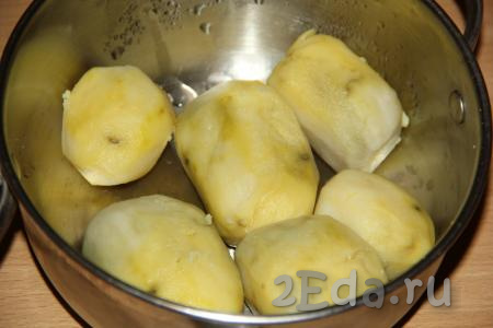 Картофель очистить, выложить в кастрюлю, полностью залить водой и отварить в подсоленной воде до полной готовности (в течение 20-25 минут), затем воду слить, дать картошинам немного остыть. Можно использовать картошку, оставшуюся после ужина.
