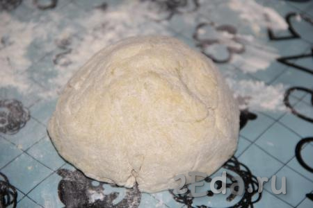Затем переложить тесто на силиконовый коврик (или на стол, присыпанный мукой) и, продолжая постепенно подсыпать муку, замесить нежное, мягкое, слегка липнущее картофельное тесто.