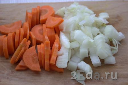 Морковь и лук очистить. Морковку нарезать полукольцами, лук - небольшими кубиками.