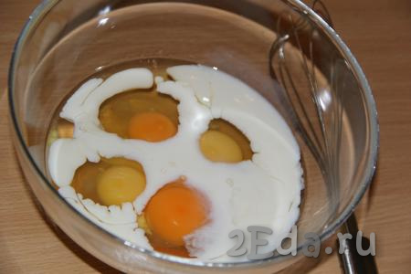 В отдельной миске соединить яйца, молоко и растительное масло.