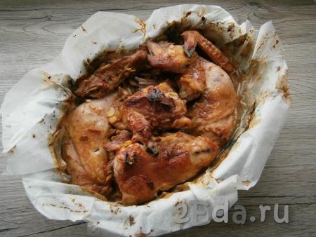 Запекать курицу в разогретой до 180 градусов духовке около 1 часа (до красивой румяной корочки).