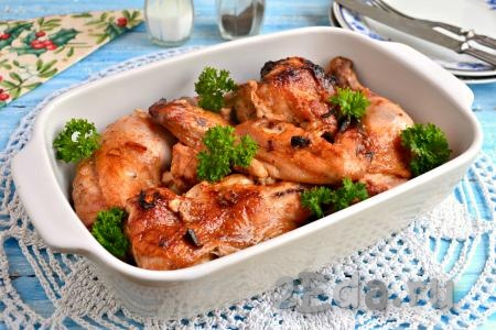 Подать очень вкусную, сочную и ароматную курицу, запеченную с медом и горчицей, к столу в теплом виде.