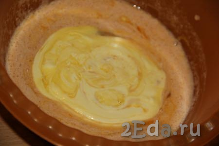 Слегка перемешать и добавить растопленный не горячий маргарин (или сливочное масло).