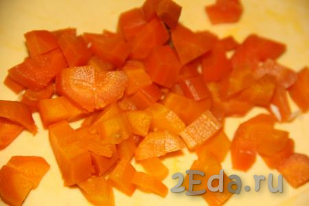 Нарезать на мелкие кубики морковь.