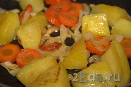 В сковороде разогреть растительное масло, выложить нарезанные картофель, морковь и лук, обжарить овощи на среднем огне до лёгкого золотистого цвета (в течение минут 7-10), иногда перемешивая. 