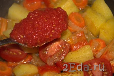 Далее в сковороду добавить томатную пасту (я добавила протёртые помидоры), тщательно перемешать, если нужно, посолить и снять сковороду с огня.