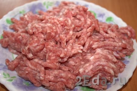 Мякоть свинины (или другое мясо) хорошо вымыть, нарезать на кусочки и пропустить через мясорубку. Можно использовать покупной фарш.