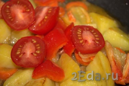 В сковороду к овощам выложить помидоры черри, разрезанные пополам (если используете обычный помидор, тогда нарежьте его на крупные кусочки), перемешать и обжаривать 1-2 минуты.