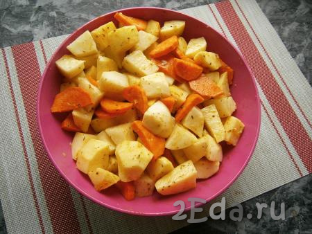 Картофель и морковь очистить, картошку нарезать крупными кусками, морковку - полукружочками (не тонкими). Добавить к овощам оставшуюся смесь из специй и чеснока, перемешать.
