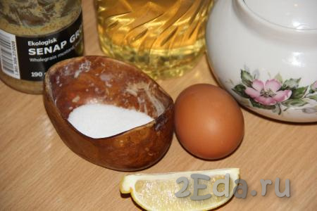 Температура яиц и масла не имеют никакого значения, можете брать ингредиенты из холодильника или готовить майонез из продуктов комнатной температуры. Лучше взять домашнее яйцо, можно использовать и тщательное вымытое покупное яйцо (желательно вымыть с мылом).