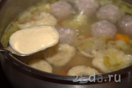 В чайную ложку набрать тесто и опустить в кипящий суп с фрикадельками. Много теста не стоит набирать, так как в процессе варки клёцки разбухнут. Таким образом выложить всё тесто в суп, формируя клёцки с помощью чайной ложки.