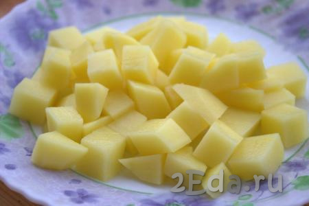 Картофель вымыть, очистить и нарезать кубиками среднего размера.