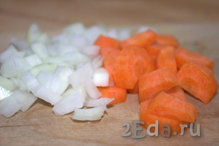1 луковицу очистить и нарезать небольшими кубиками. Морковь очистить и нарезать полукружками.