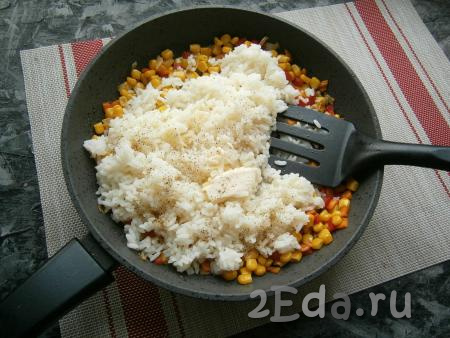 Овощи перемешать, обжарить ещё минуты 2 и выложить в сковороду отваренный рис. Посолить, поперчить, добавить сливочное масло.