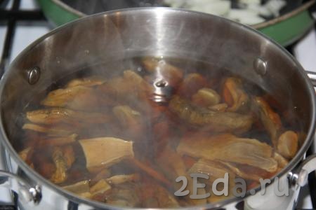 Сушеные грибы промыть под проточной водой (свежие грибы перебрать и очистить), залить холодной водой, поставить на огонь, после закипаний уменьшить огонь и варить 30 минут. С лесными (свежими, сушеными или замороженными) грибами суп получается особенно вкусным и ароматным. Если вы готовите с шампиньонами, тогда их не нужно отваривать в течение 30 минут (просто пропустите этот этап приготовления).