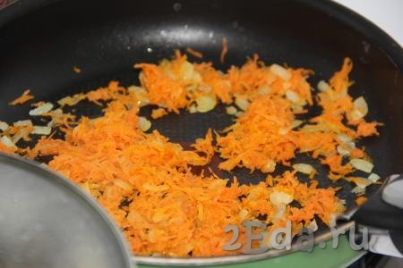 Обжарить лук с морковью на растительном масле до золотистого цвета, не забывая иногда помешивать.
